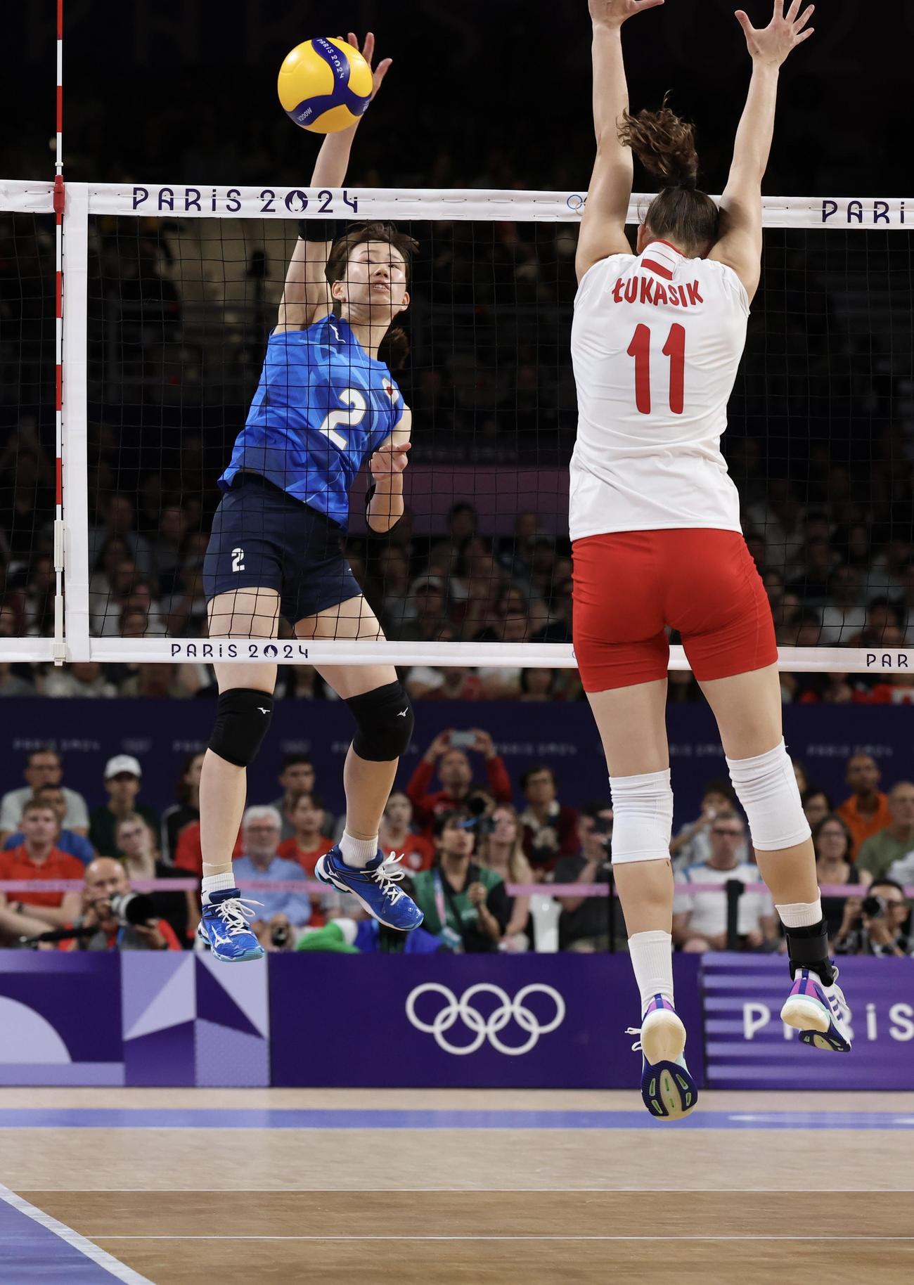 日本対ポーランド　第2セット、スパイクを放つ林（撮影・河田真司）