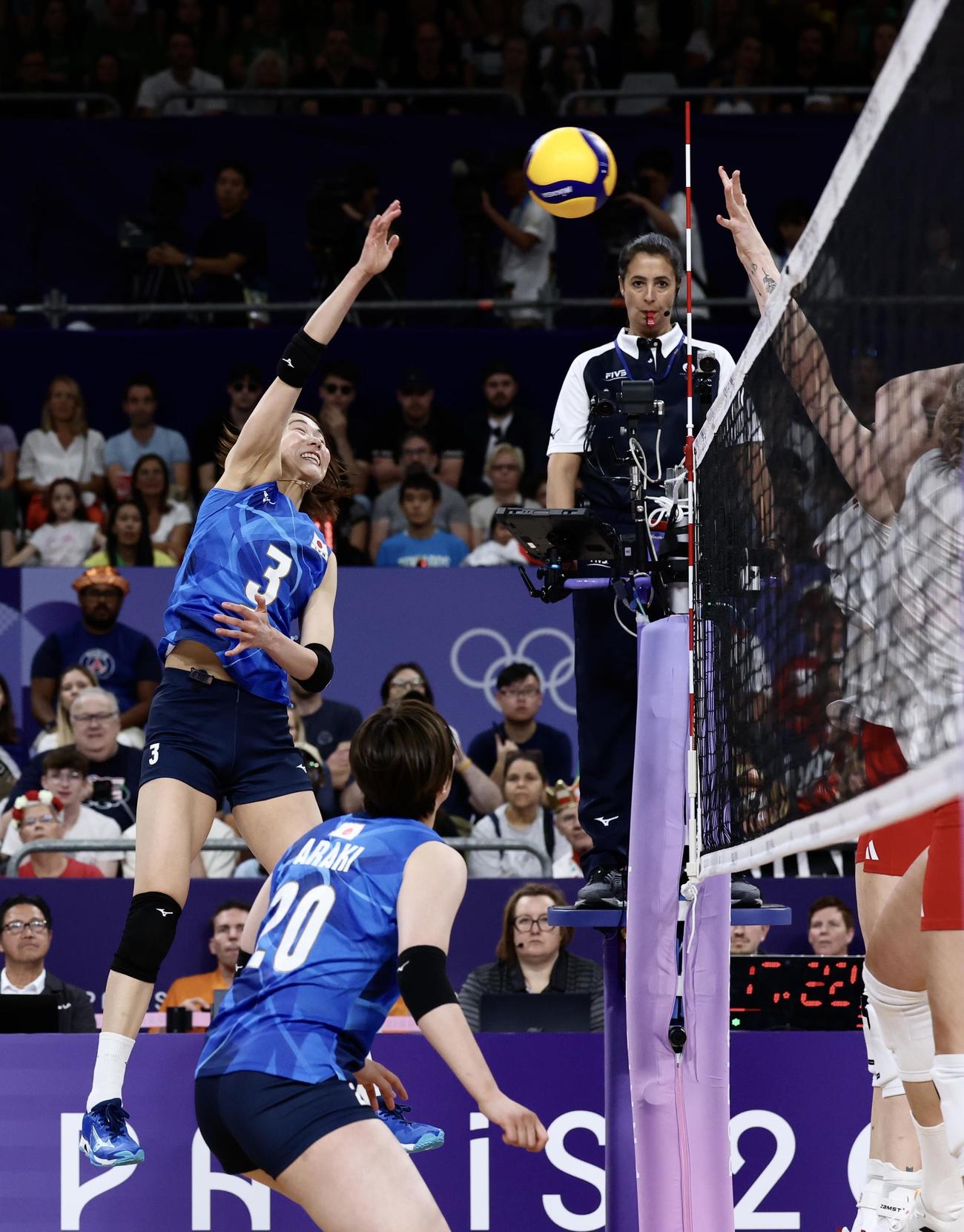 日本対ポーランド　第3セット、スパイクを放つ古賀（撮影・河田真司）