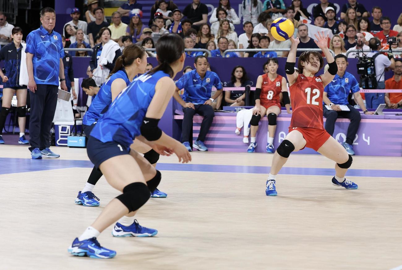 日本対ポーランド　第セット、ポイントを許す福留（右）（撮影・河田真司）