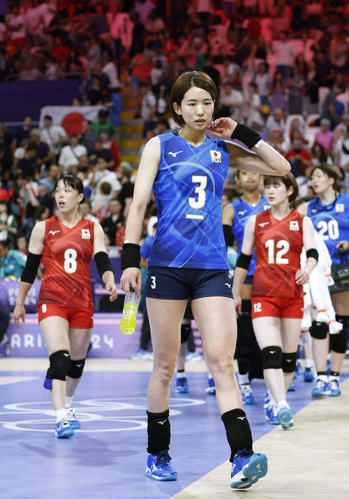 ポーランドに破れ引き揚げる古賀(3)ら(共同)