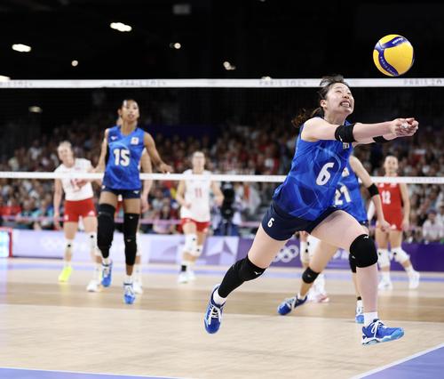 日本対ポーランド 第4セット、ボールに手を伸ばす関(撮影・河田真司)