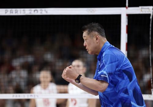 日本対ポーランド 第4セット、選手にげきを飛ばす真鍋監督(撮影・河田真司)