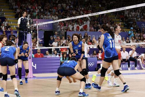 日本対ポーランド 第1セット、ポイントしガッツポーズする古賀紗理那(中央)ら女子日本代表(撮影・河田真司)
