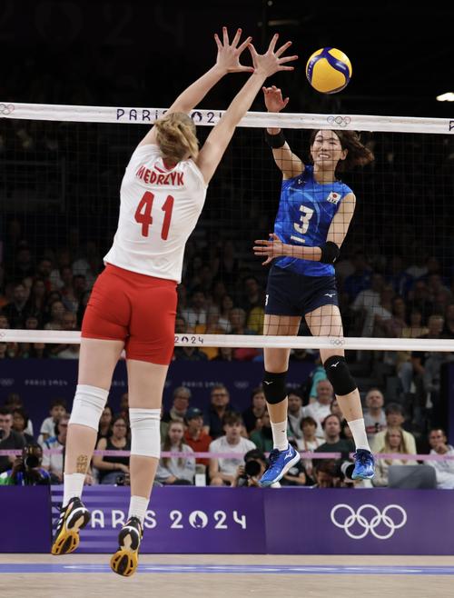 日本対ポーランド 第2セット、スパイクする古賀紗理那(撮影・河田真司)