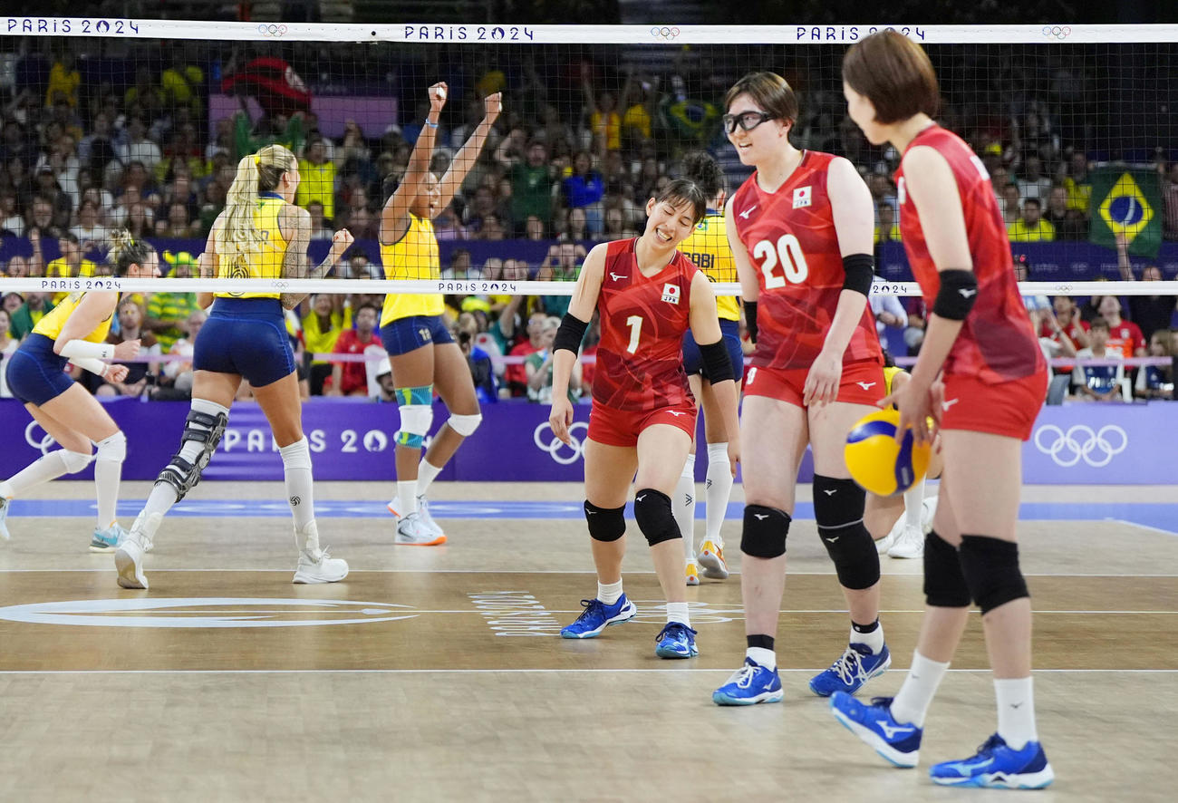 日本―ブラジル　第3セット、ポイントを奪われ悔しそうな岩崎（共同）