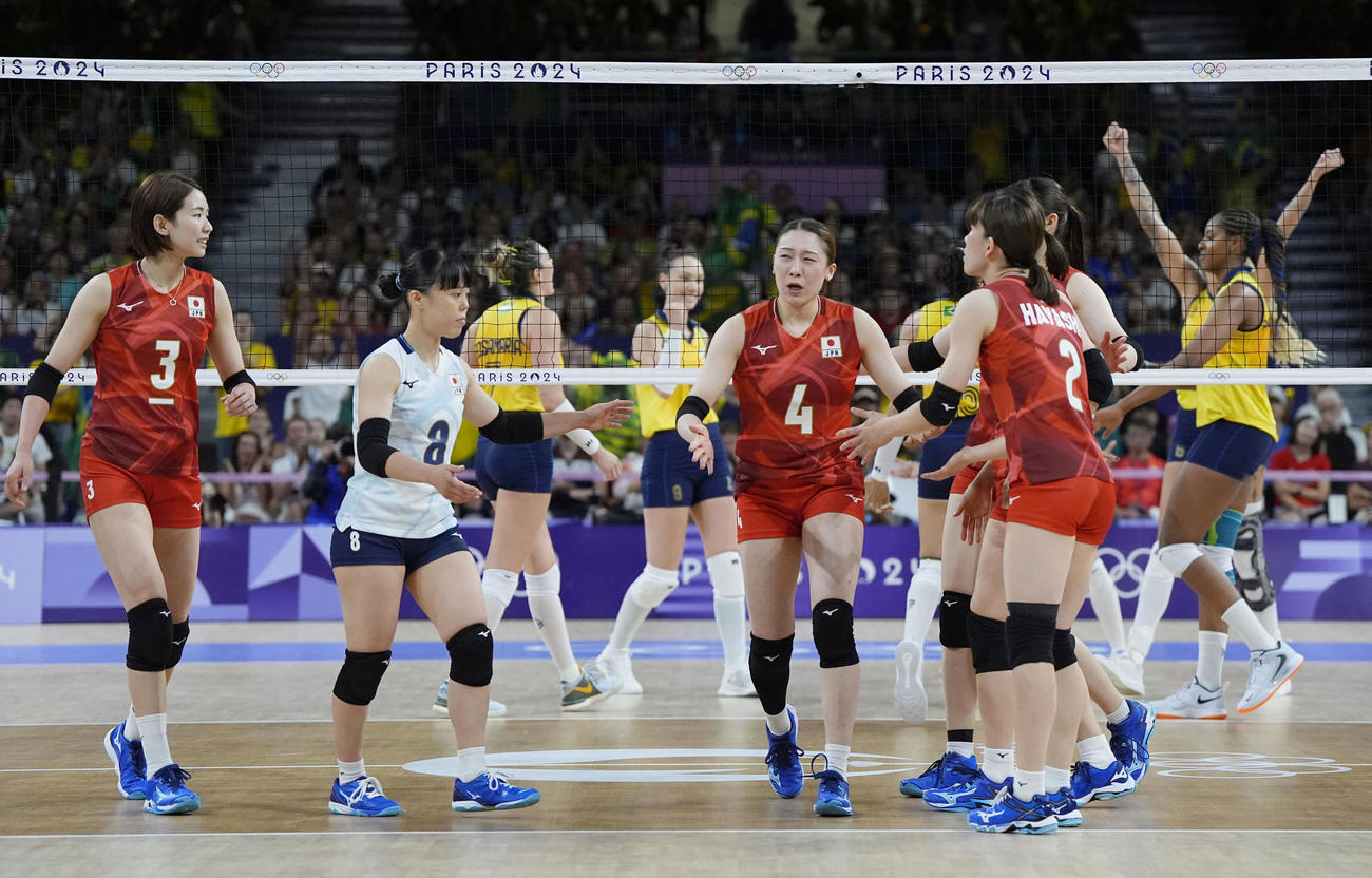 日本―ブラジル　第3セット、ブロックされ厳しい表情の石川（共同）