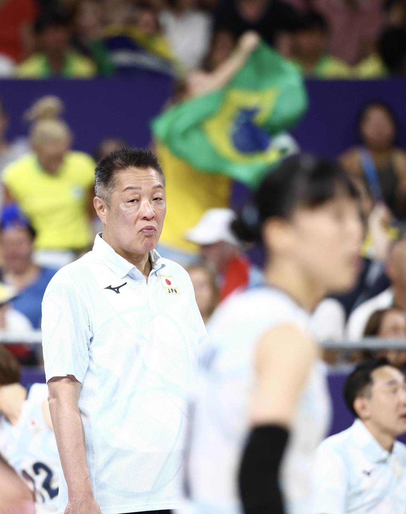 日本対ブラジル　険しい表情で戦況を見守る真鍋監督（撮影・河田真司）