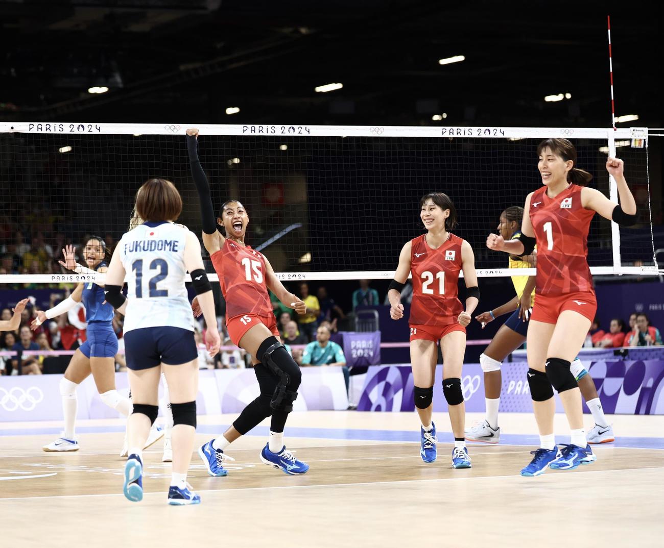 日本対ブラジル　第1セット、ポイントを決める日本代表（撮影・河田真司）