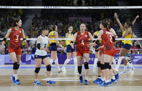 日本―ブラジル　第3セット、ブロックされ厳しい表情の石川（共同）