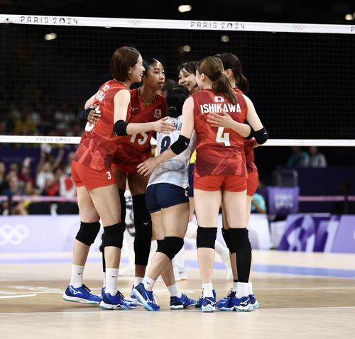 日本対ブラジル　第1セット、ポイントを決める日本代表（撮影・河田真司）