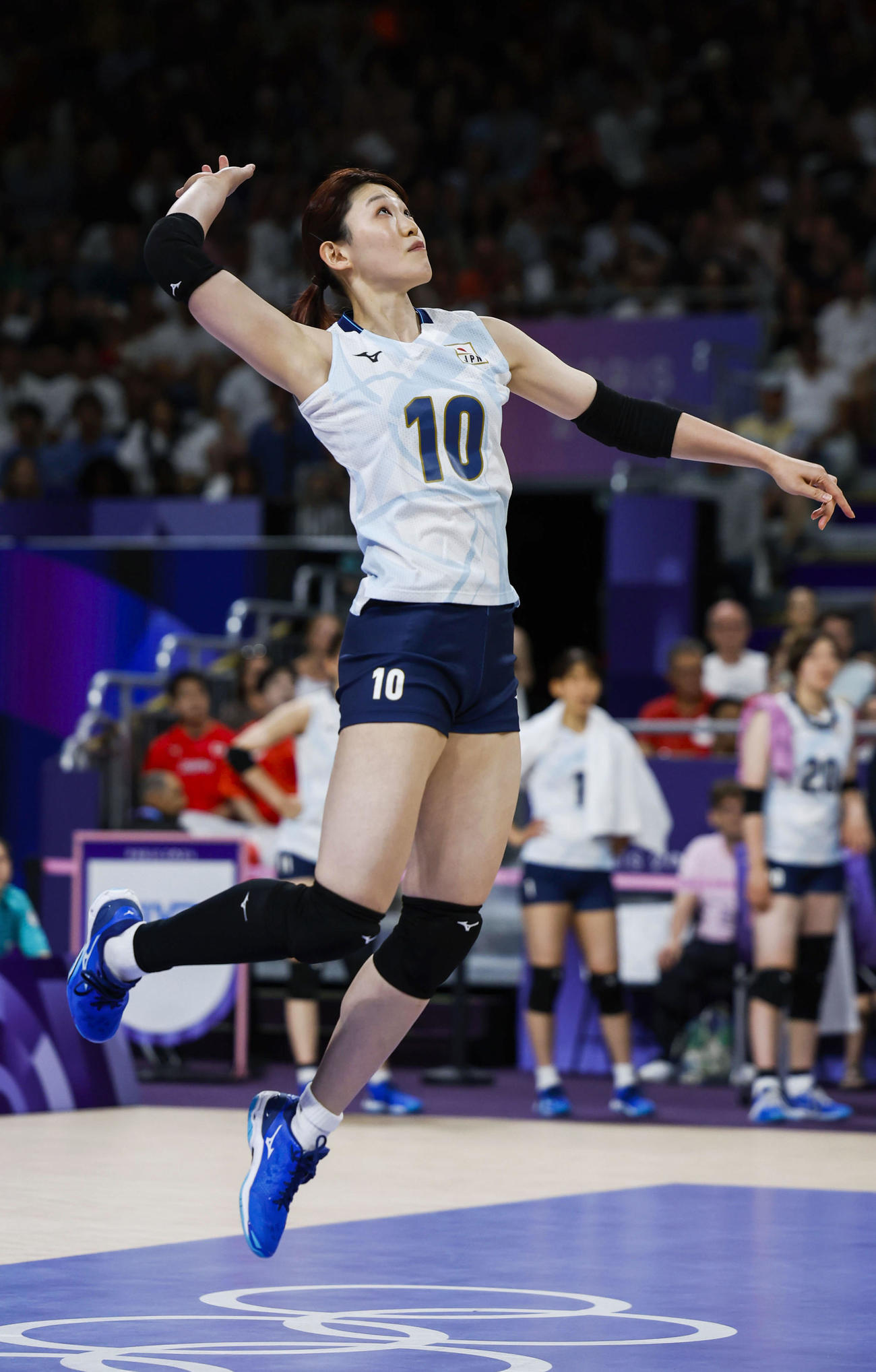 日本―ケニア　第3セット、サーブを放つ井上＝パリ（共同）