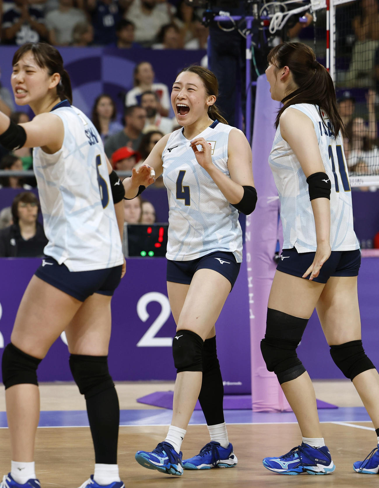 日本―ケニア　第3セット、スパイクを決め喜ぶ石川（中央）＝パリ（共同）