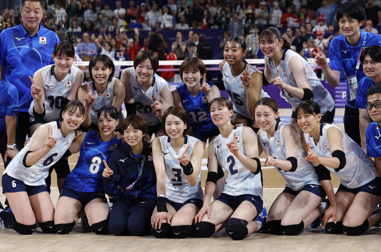 ケニアに勝利し笑顔で記念写真に納まる日本（共同）