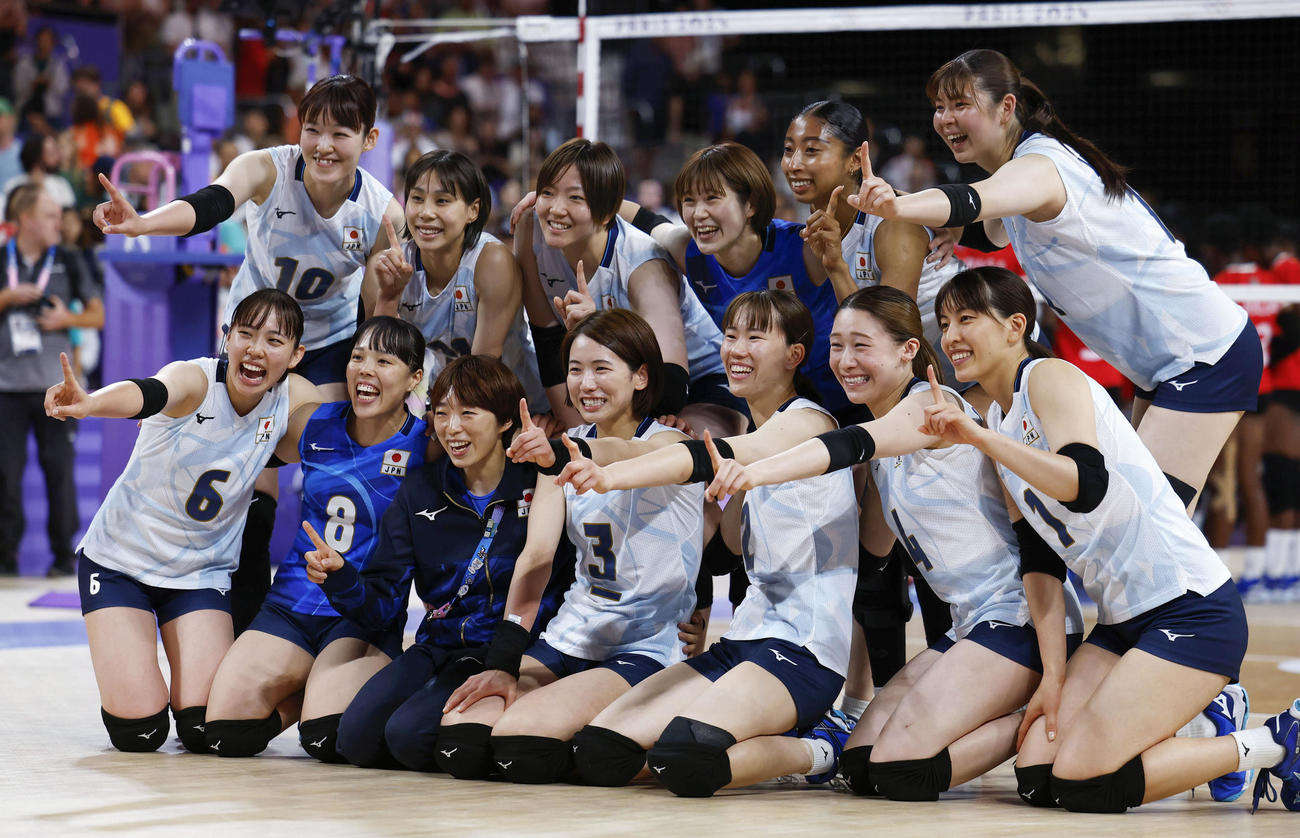 ケニアに勝利し笑顔で記念写真に納まる日本＝パリ（共同）