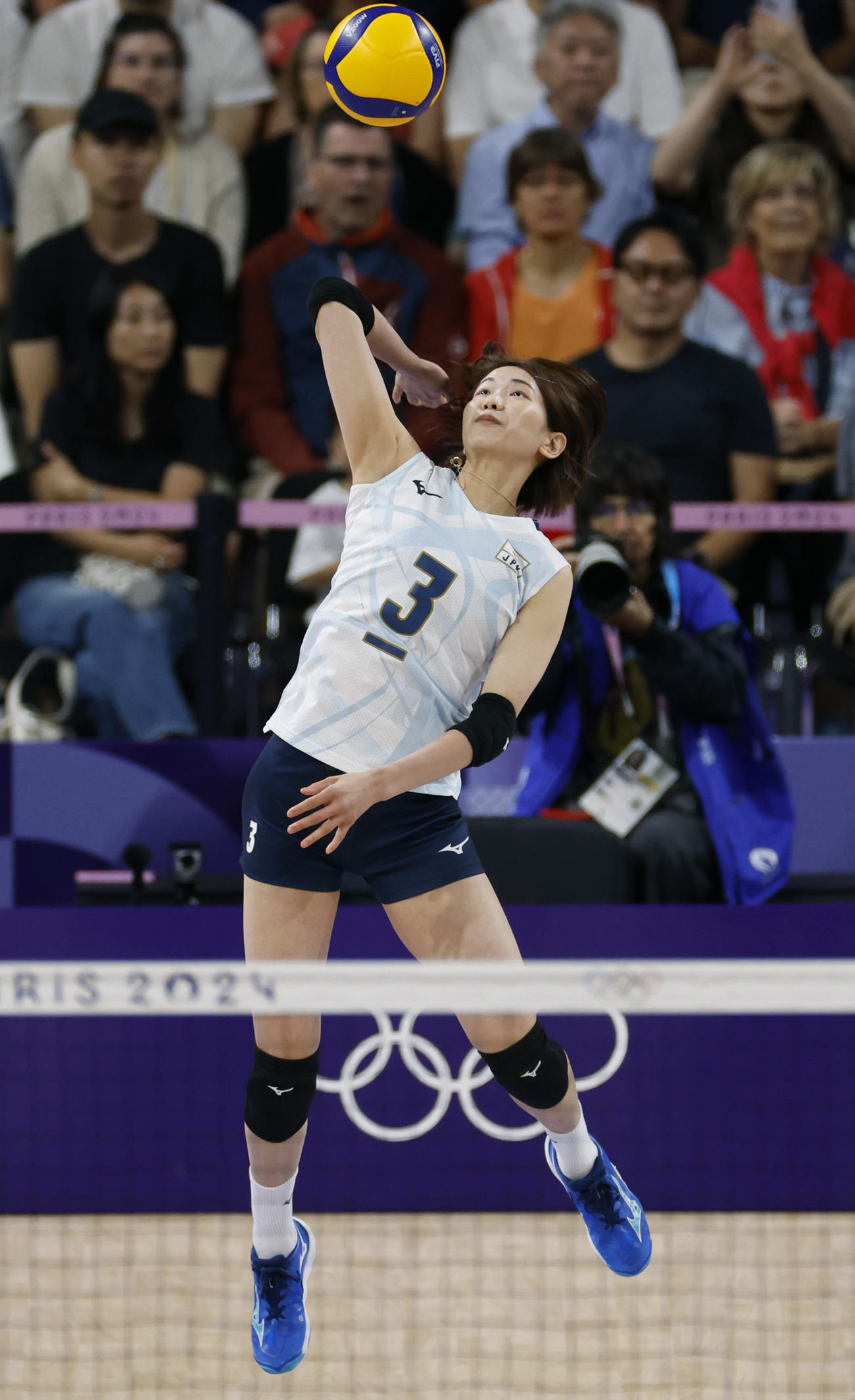 日本―ケニア　第1セット、サーブを放つ古賀＝パリ（共同）