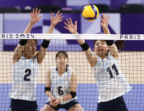 日本―ケニア 第2セット、ブロックする山田(右)と林(左)=パリ(共同)