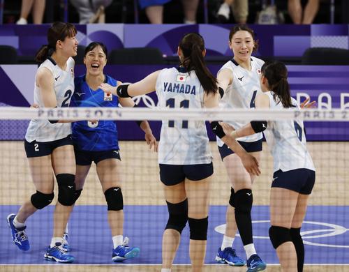 日本―ケニア 第2セット、得点を喜ぶ石川(右奥)ら=パリ(共同)