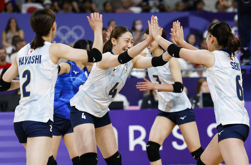 日本―ケニア 第3セット、スパイクを決め喜ぶ石川(4)=パリ(共同)