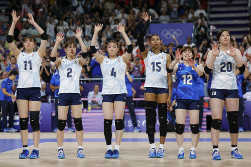 ケニアに勝利し観客に手を振る石川(4)ら日本=パリ(共同)