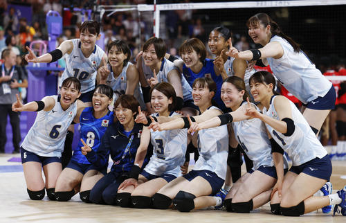 ケニアに勝利し笑顔で記念写真に納まる日本=パリ(共同)