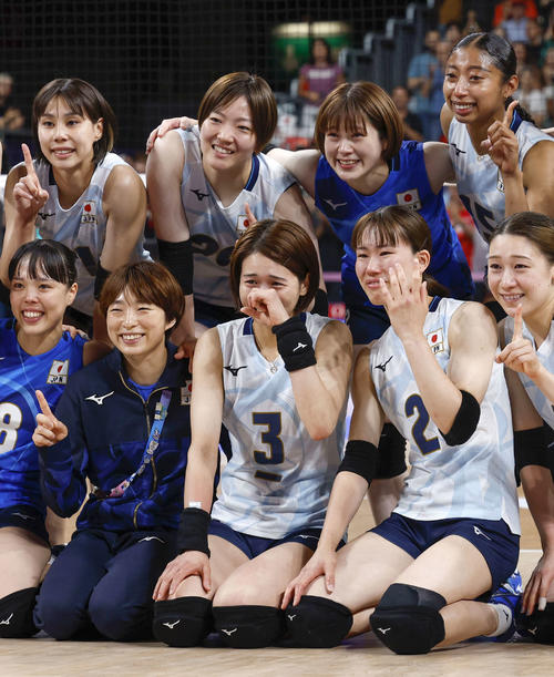 ケニアに勝利し記念写真に納まる日本。前列中央は涙ぐむ古賀=パリ(共同)