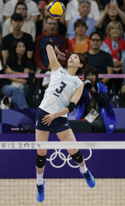 日本―ケニア 第1セット、サーブを放つ古賀=パリ(共同)