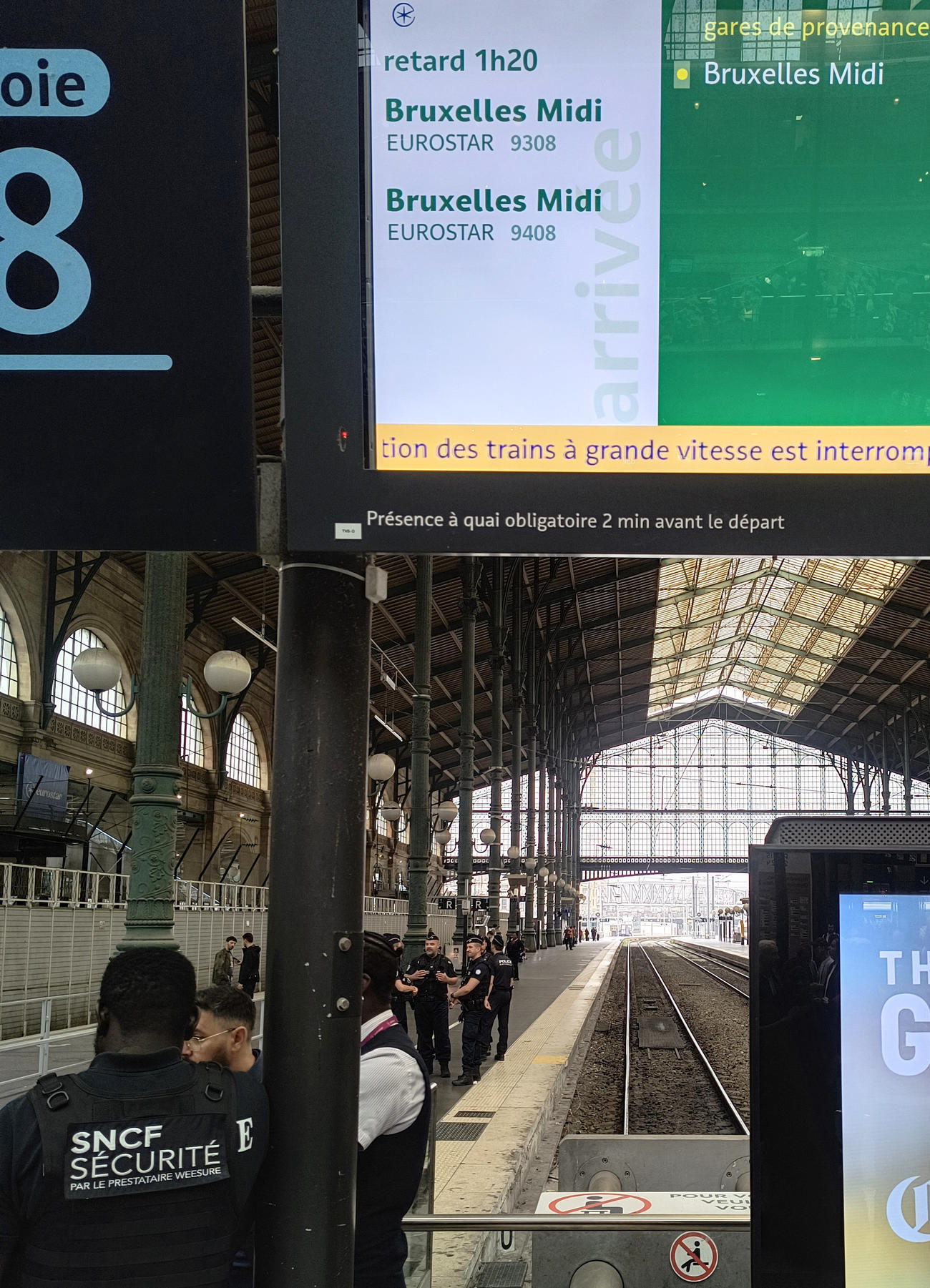 ブリュッセル中央駅からの列車が到着しないパリ北駅のホームと警官たち（2024年7月26日、フランス・パリ北駅）