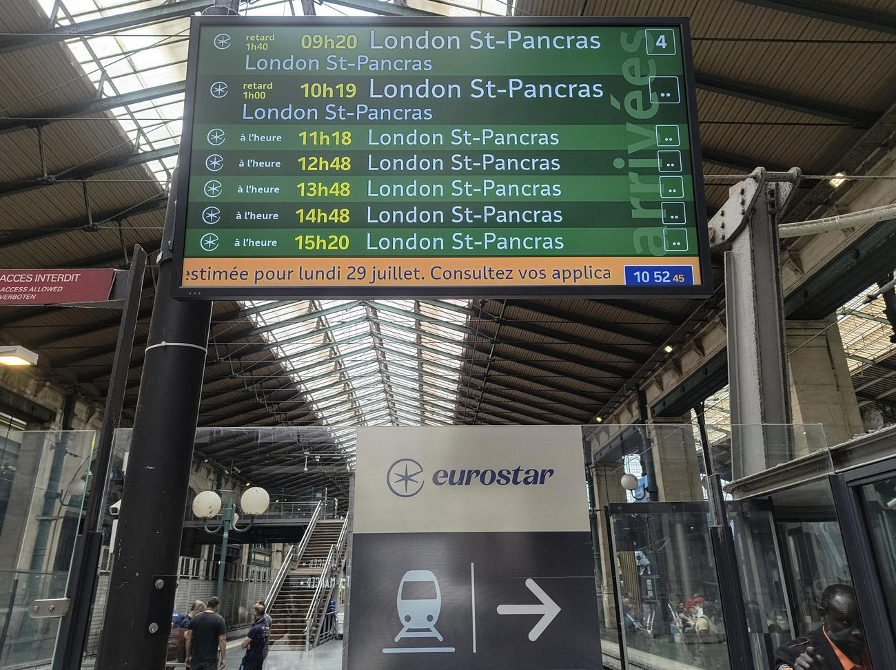 ロンドン行きのユーロスターが遅延しているパリ北駅（撮影・木下淳）