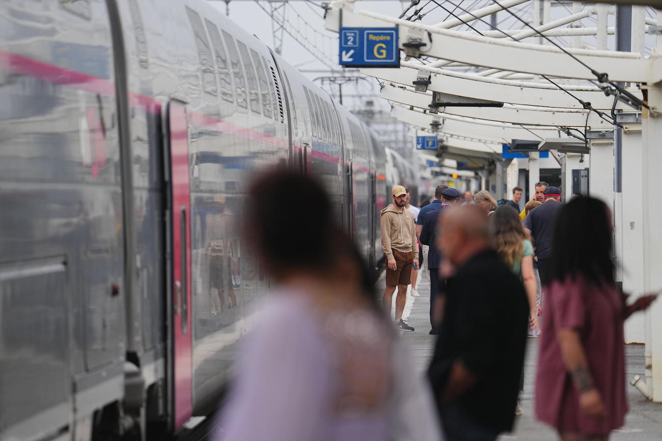 モンパルナス駅に向かう途中に停車し運転再開の見通しがたたずホームに出て状況確認するTGVの乗客（撮影・垰建太）
