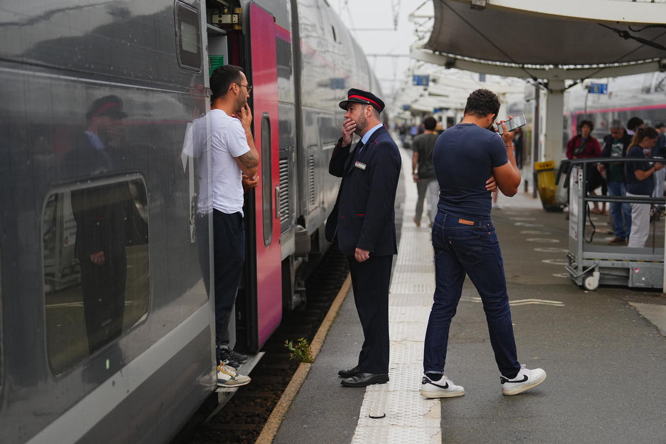 モンパルナス駅に向かう途中に停車し運転再開の見通しがたたずホームに出て状況確認するTGVの乗客（撮影・垰建太）