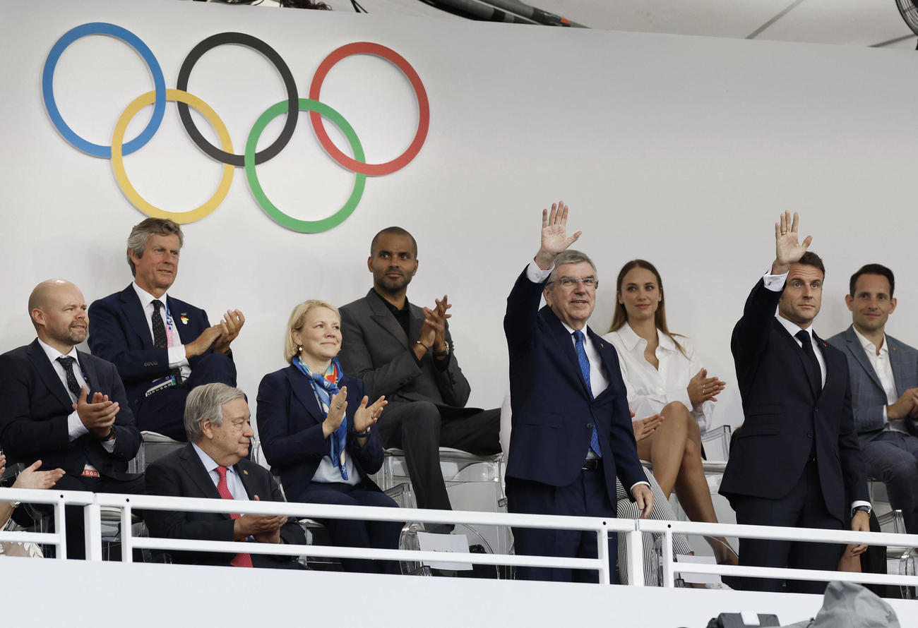 パリ五輪の開会式で手を振るフランスのマクロン大統領（右端から2人目）と、IOCのバッハ会長（同4人目）（共同）