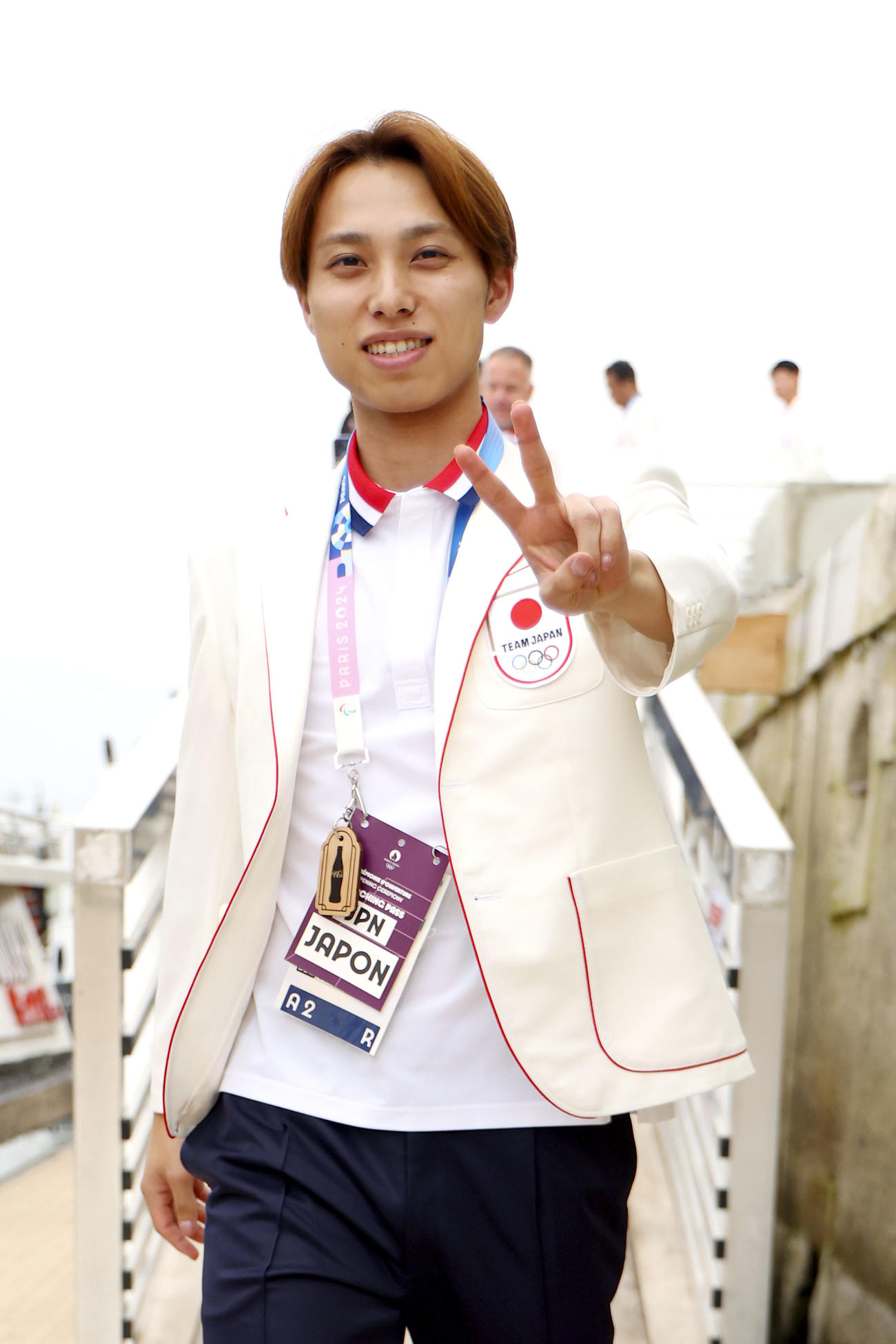 パリ五輪の開会式を前に、ポーズをとるバドミントン男子日本代表の奈良岡功大（ゲッティ＝共同）