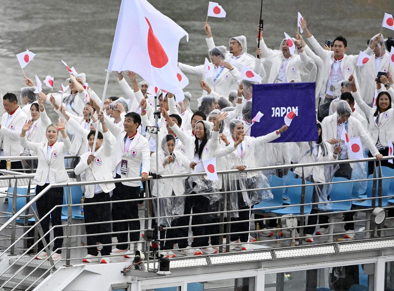手を振る日本の選手たち（共同）