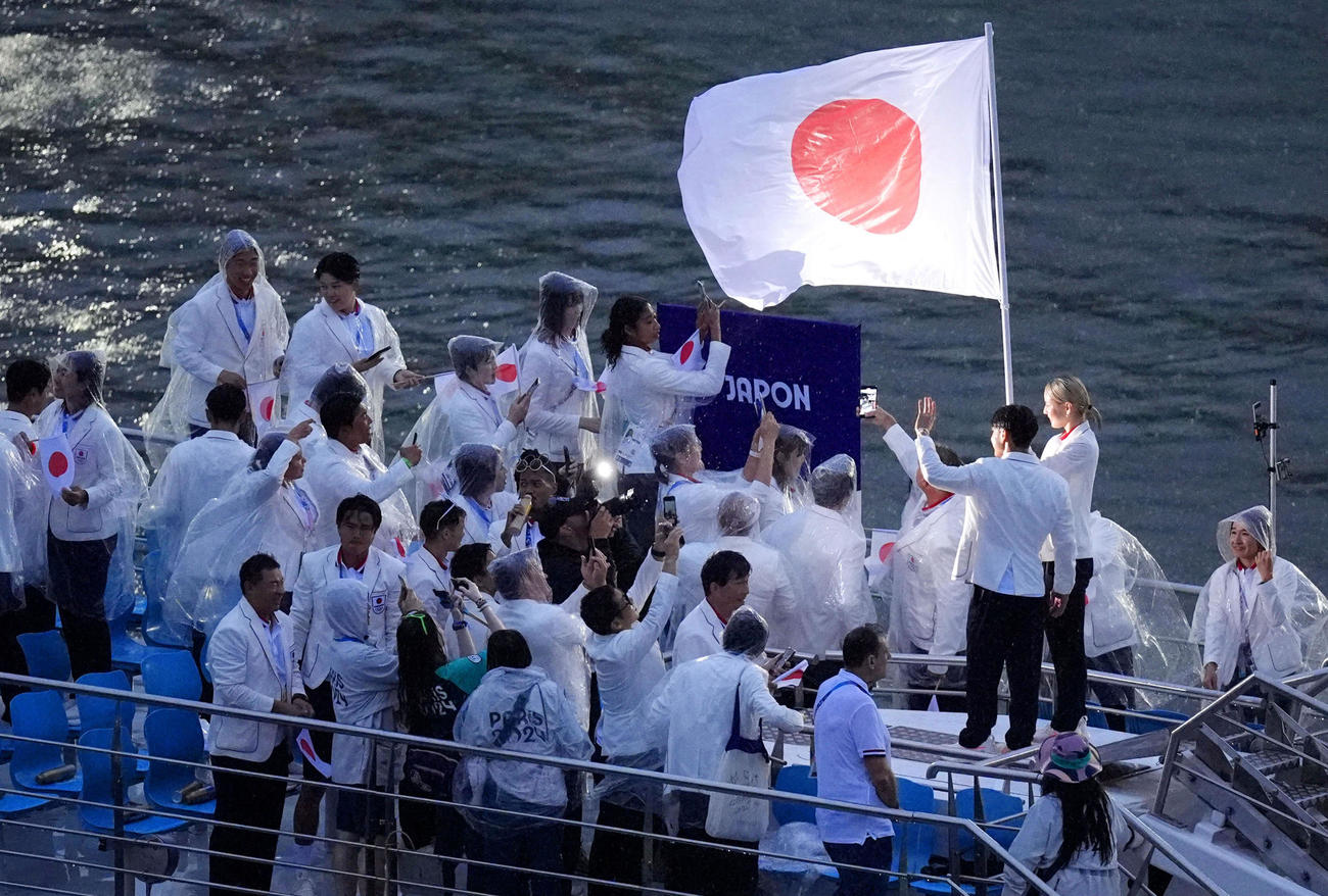 パリ五輪の開会式で、セーヌ川を船でパレードする日本選手団（共同）