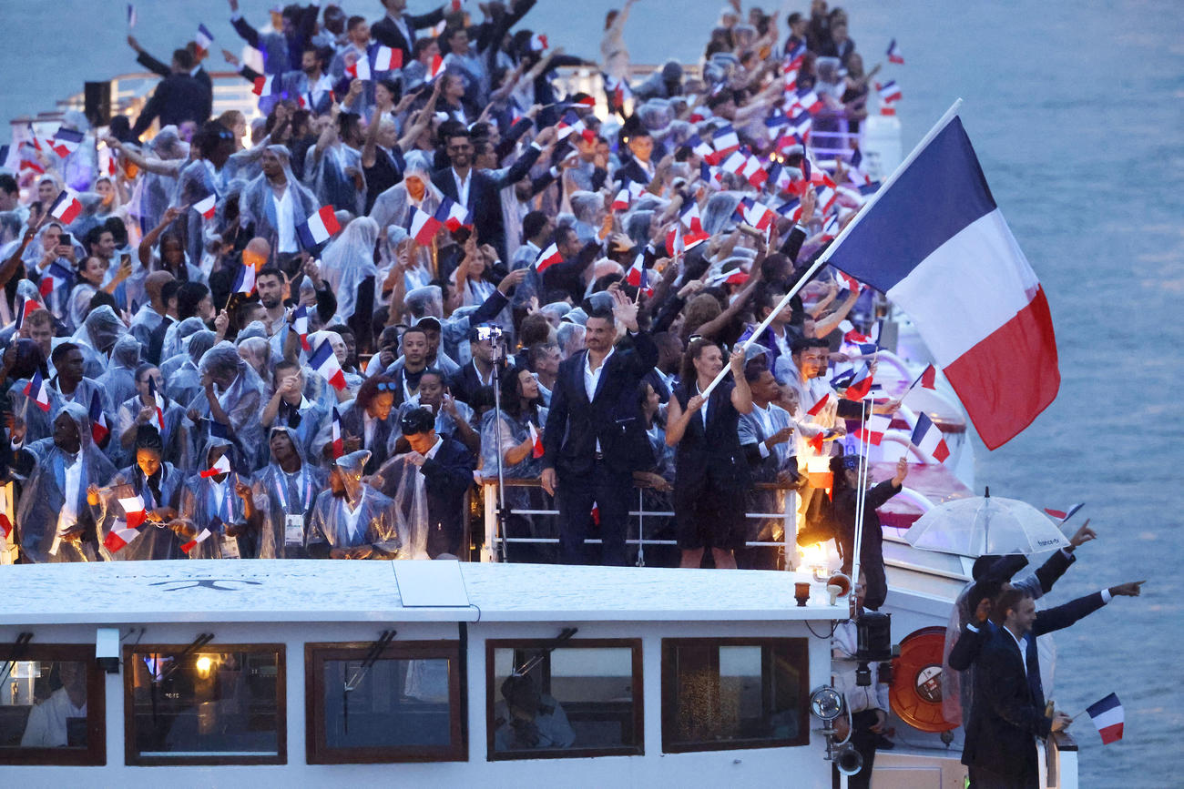 セーヌ川を船でパレードするフランス選手団（共同）