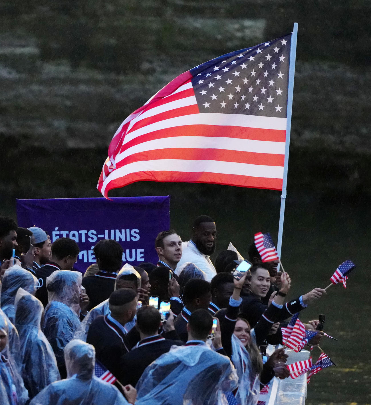開会式で行われたセーヌ川でのパレードに臨む米国選手団旗手のレブロン・ジェームス（後方中央）（撮影・江口和貴）