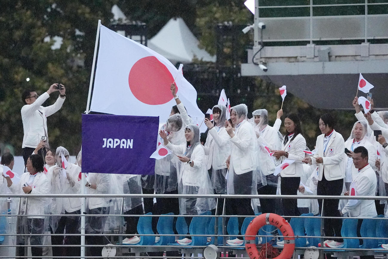 開会式でセーヌ川を船でパレードする日本選手団（撮影・パオロ　ヌッチ）