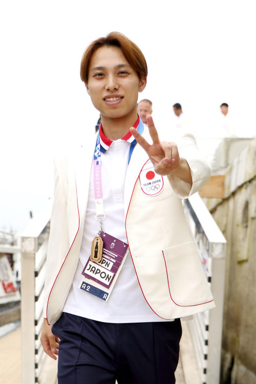 パリ五輪の開会式を前に、ポーズをとるバドミントン男子日本代表の奈良岡功大（ゲッティ＝共同）