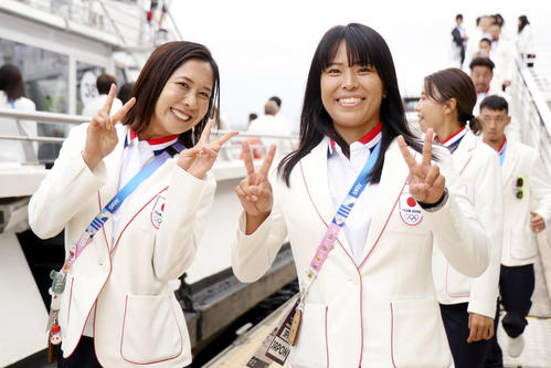 パリ五輪の開会式を前に、写真に納まる日本代表選手（ゲッティ＝共同）