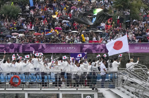 セーヌ川を船でパレードする日本選手団（共同）