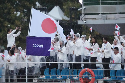 開会式でセーヌ川を船でパレードする日本選手団（撮影・パオロ　ヌッチ）