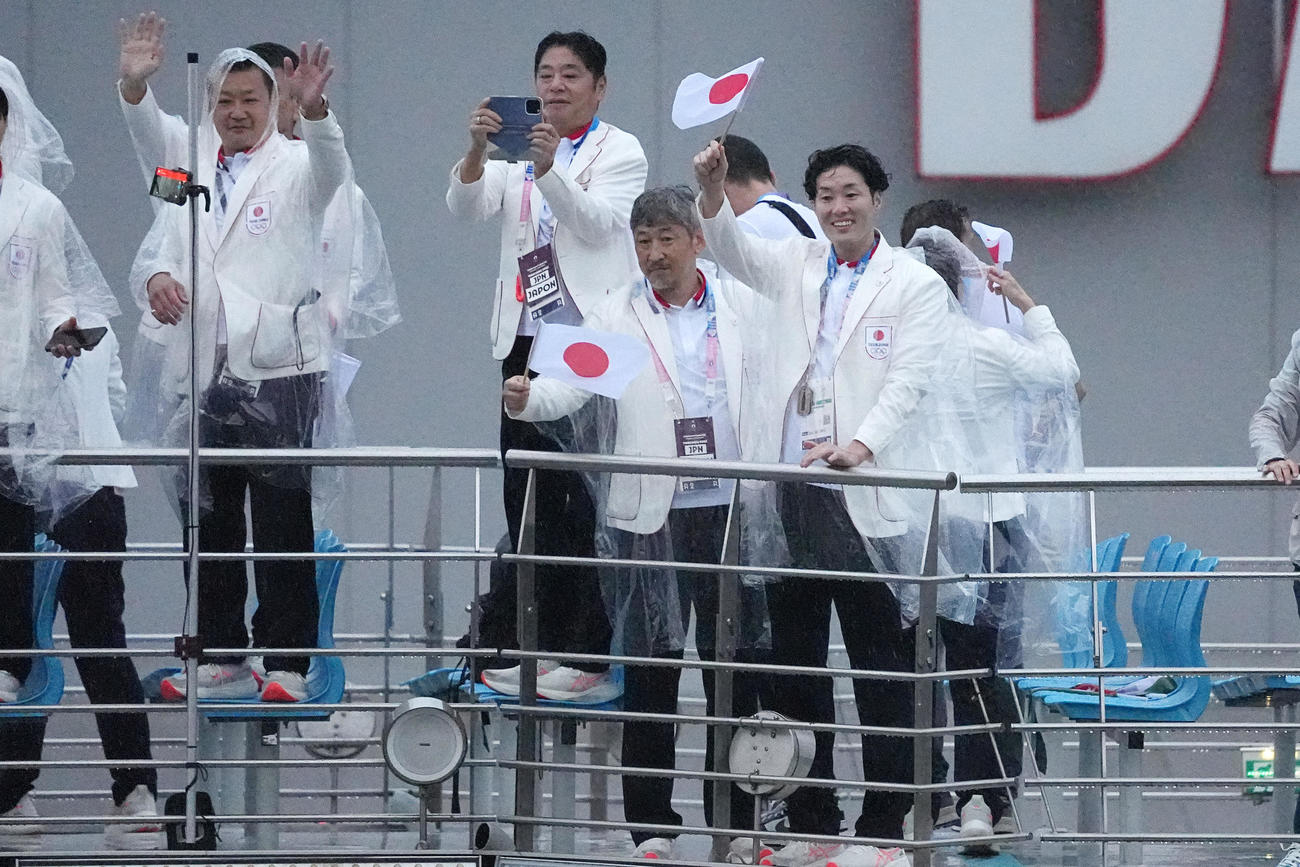 開会式でセーヌ川を船でパレードする日本選手団（撮影・パオロ　ヌッチ）