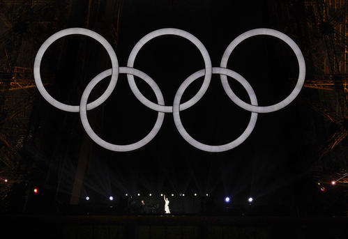 パリ五輪の開会式で、エッフェル塔の五輪マークの下で歌を披露するセリーヌ・ディオンさん（共同）