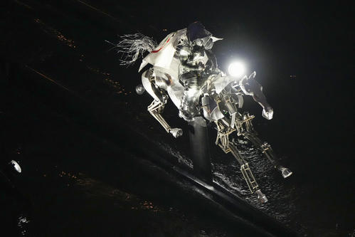 パリ五輪の開会式でセーヌ川を駆ける銀の馬（AP＝共同）