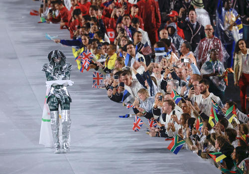 パリ五輪の開会式で五輪旗を運ぶ出演者＝26日、パリ（代表撮影・共同）
