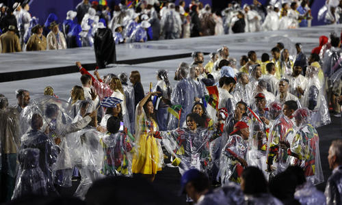 パリ五輪の開会式で、トロカデロ庭園に到着し盛り上がる各国選手団（共同）