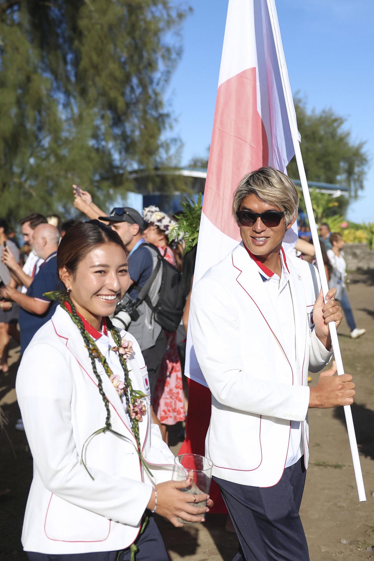 パリ五輪の開会式に合わせて行われたセレモニーで、笑顔を見せるサーフィン日本代表の松田詩野（左）と五十嵐カノア（ゲッティ＝共同）