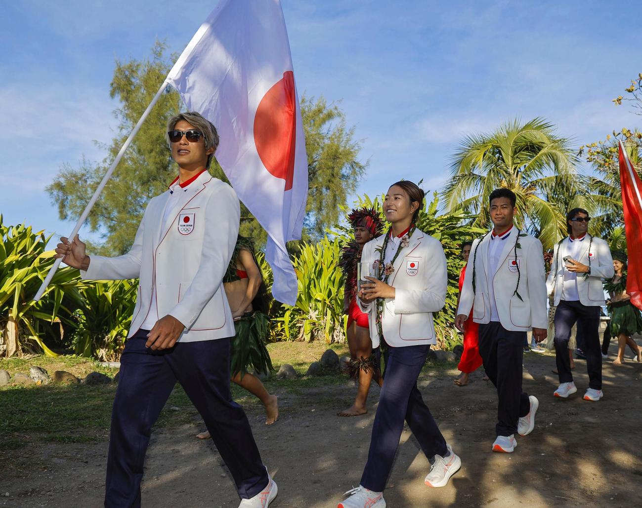 サーフィンが行われるタヒチで行われたセレモニーに臨む（左から）五十嵐カノア、松田詩野、稲葉玲王、オレアリー・コナー（共同）