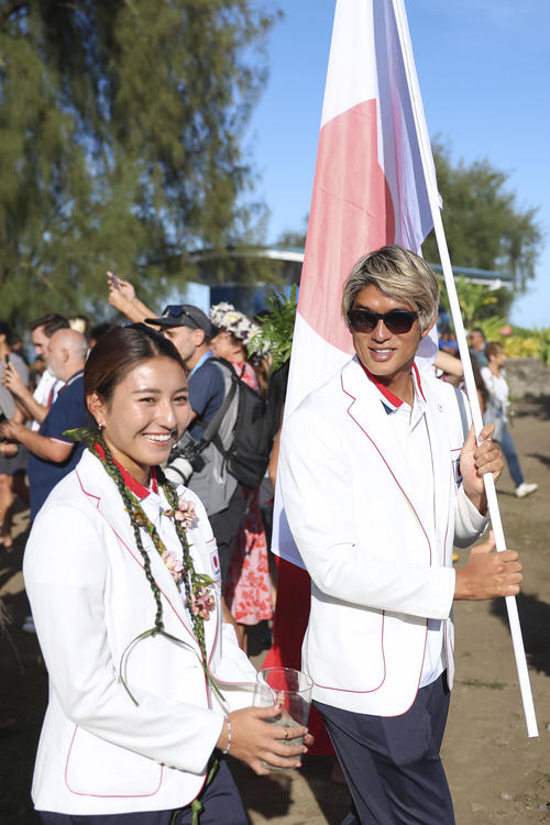 パリ五輪の開会式に合わせて行われたセレモニーで、笑顔を見せるサーフィン日本代表の松田詩野（左）と五十嵐カノア（ゲッティ＝共同）