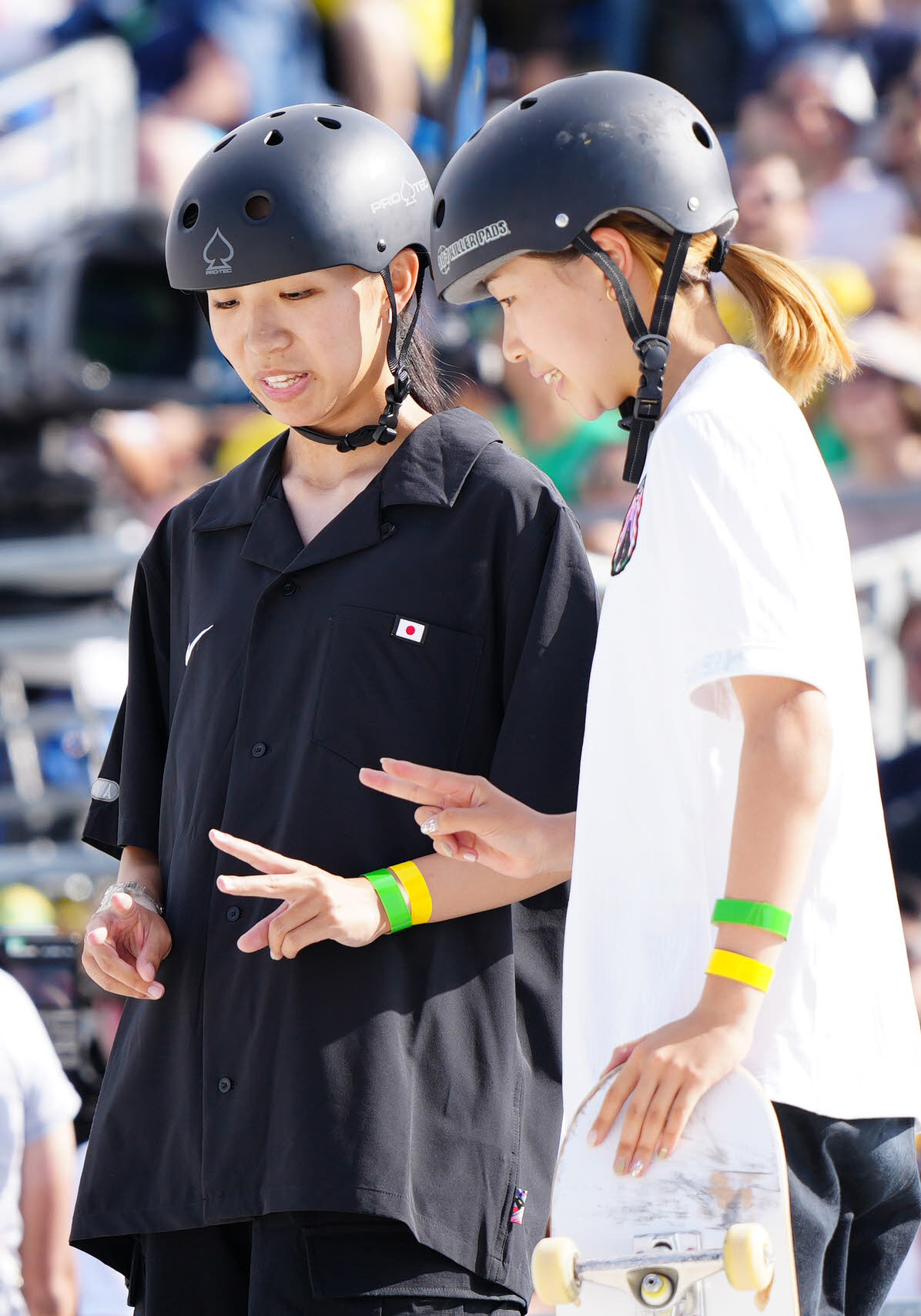 スケートボード女子ストリート決勝中、ポーズを見せ合う吉沢（右）と赤間（撮影・江口和貴）
